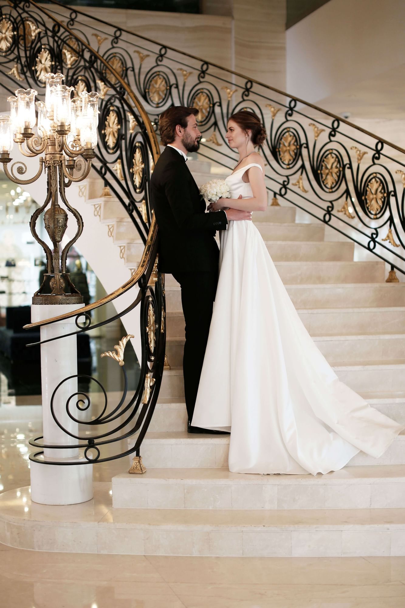 Couple de mariés sur un escalier au CVK Park Bosphorus Hotel