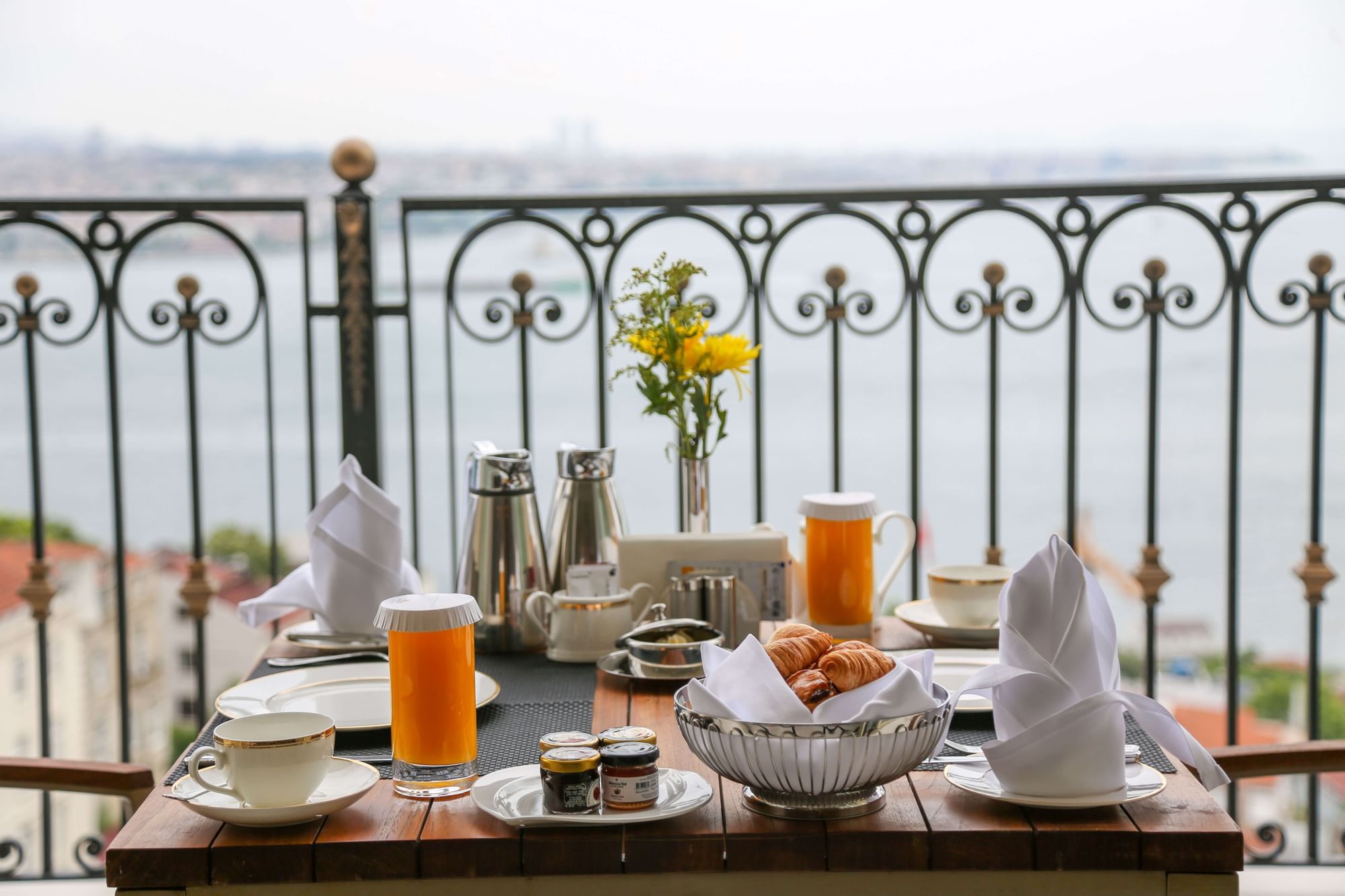 Desayuno servido para 2 en el CVK Park Bosphorus Hotel.